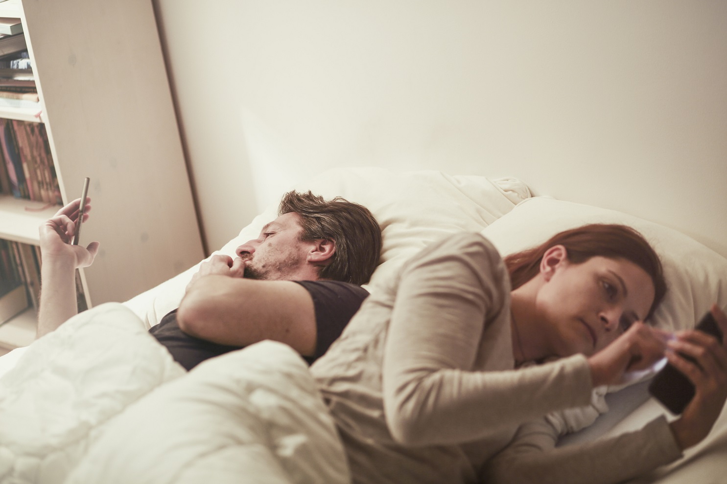 pareja desconectada celulares