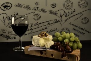 ¡Combinación perfecta! Comer queso y tomar una copa de vino ayudan a tu cerebro