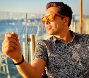 Karol Lucero es criticado por subir foto en la playa en plena pandemia