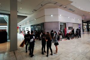 Lanzamiento de zapatillas deja aglomeraciones en mall capitalino en plena pandemia