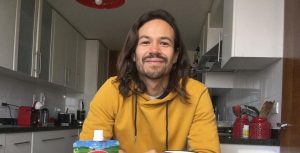 Francisco Puelles celebró los seis meses de su hijo con tiernas postales veraniegas