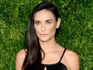 ¡Irreconocible! Demi Moore sorprende con su rostro en desfile de moda