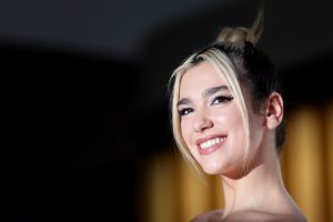 Dua Lipa se luce en la portada de febrero de "Rolling Stone"