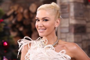 ¡Se ve igual! Gwen Stefani recrea sus icónicos looks para nuevo video musical