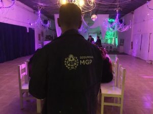 Policía en fiesta swinger