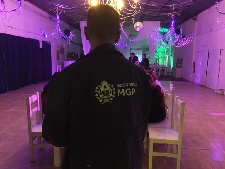 Policías son confundidos con strippers en fiesta swinger