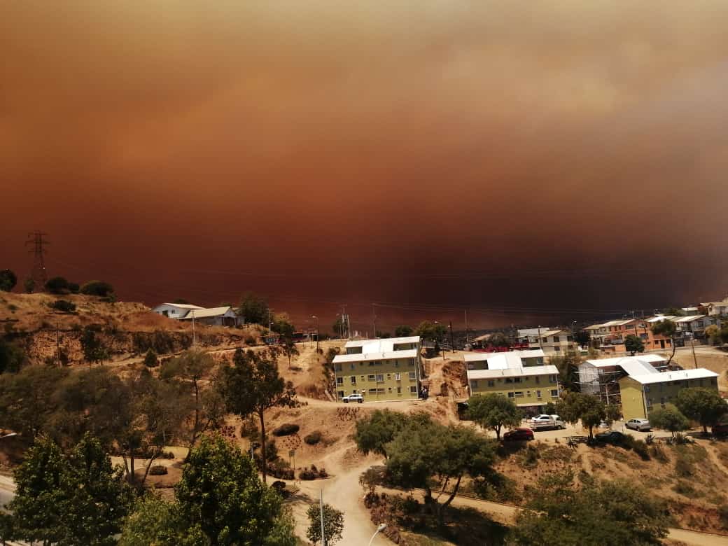 autoridades ordenan evacuación de sectores por incendio forestal 
