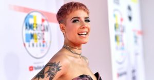 Con foto incluida Halsey anuncia su primer embarazo