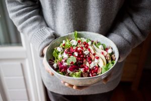 Conoce los beneficios de la pera y cómo incorporarla en una rica ensalada de verano