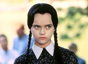 Actriz detrás de Merlina en 'Los locos Addams' denuncia con fotos agresión de su esposo