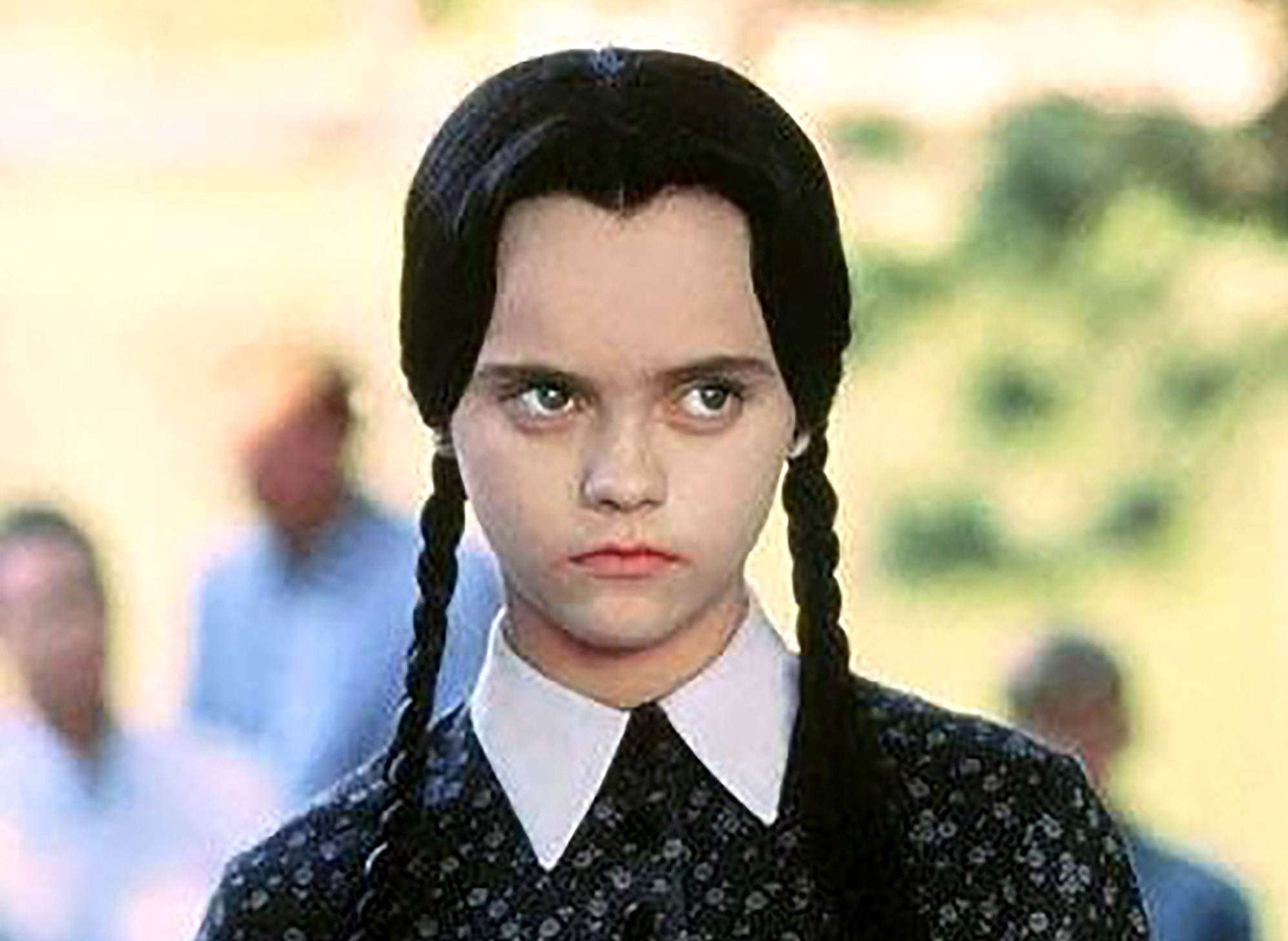 Actriz detrás de Merlina en 'Los locos Addams' denuncia con fotos agresión de su esposo