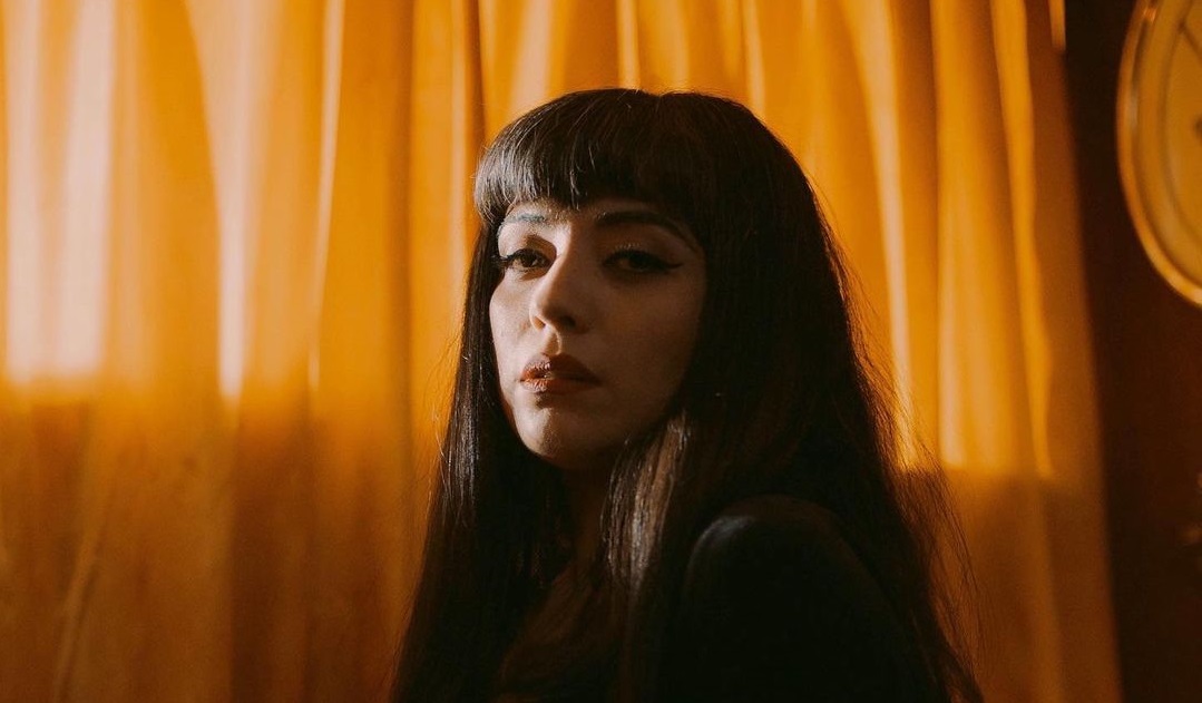 Mon Laferte estrena el esperado videoclip de "Se me va a quemar el corazón"