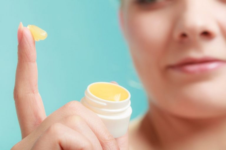 Usos de la vaselina que no conocías para tu rutina de belleza