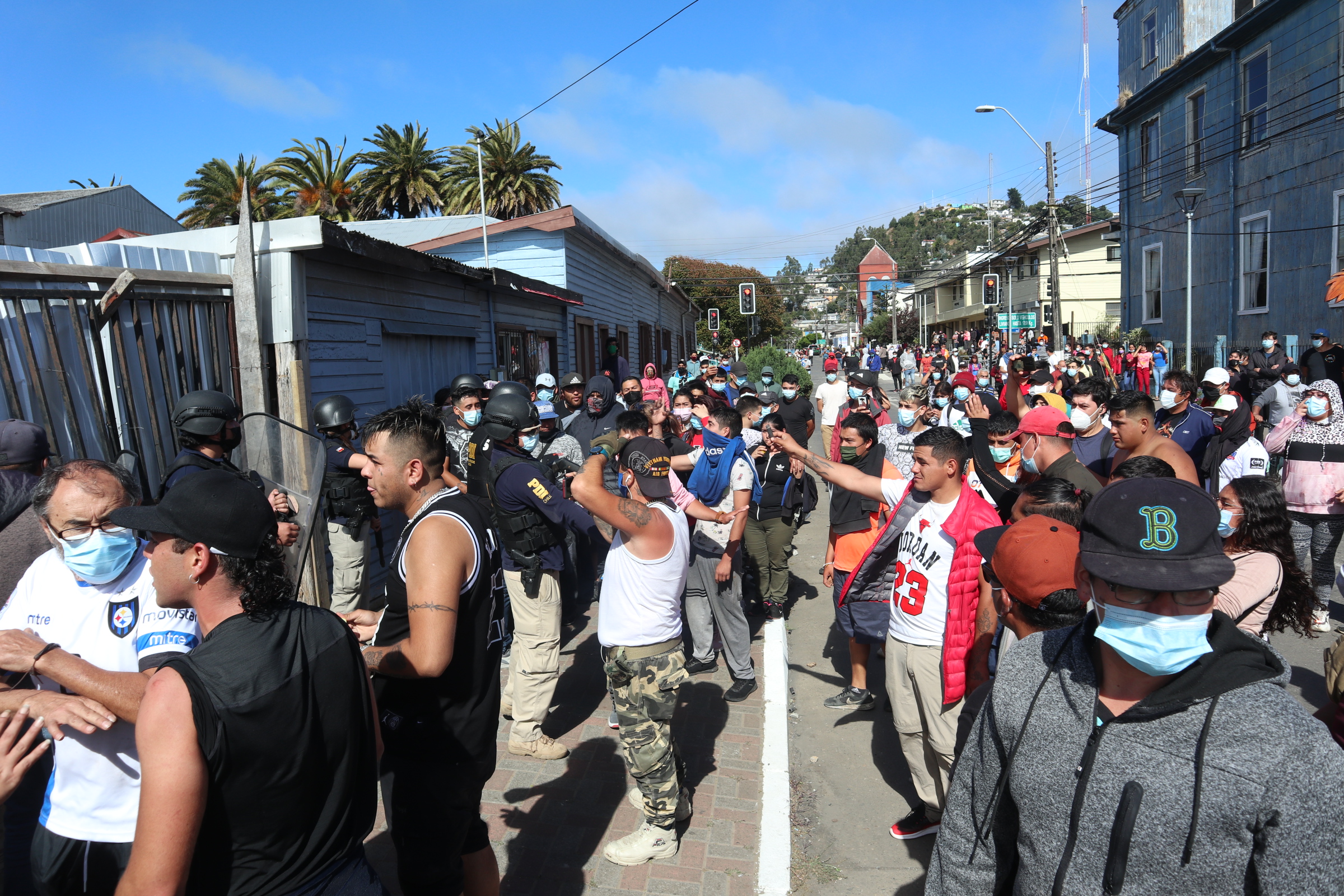 LEBU : Manifestaciones En El Cuartel Donde Se Encuentra Detenido Homicida De Tomas Bravo