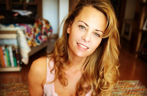 ¡Ya no es rubia! Ex "Amor Ciego" Carolina Bastías sorprende con cambio de look