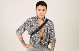 Leo Méndez sorprende con fotos desnudo y en tacos altos