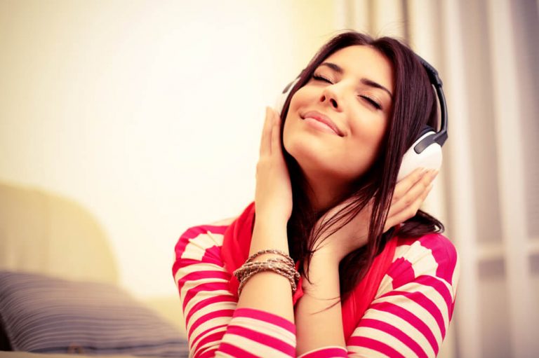 Mujer Escuchando Musica