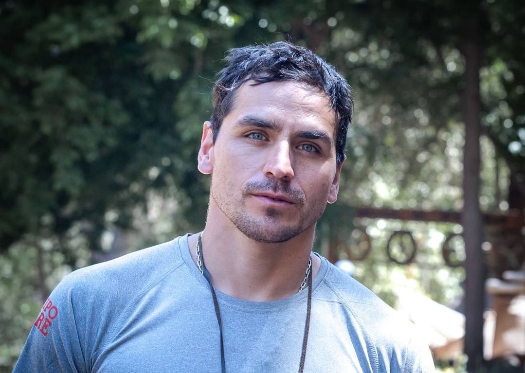 Polola de Pangal Andrade lo ayuda en labores de limpieza de su hotel familiar