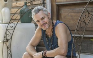 Ricardo Fernández protagoniza osada sesión de fotos al desnudo