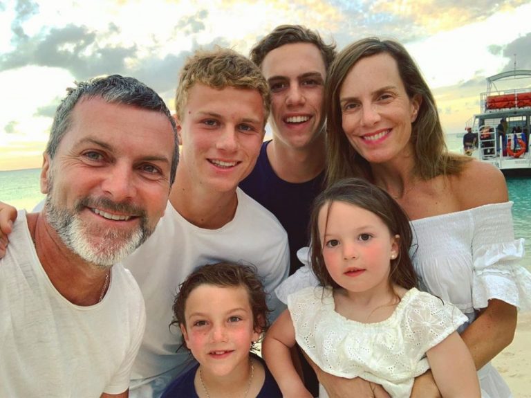 Cristián Sánchez y Diana Bolocco imitaron foto de sus hijos en pijama