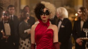 ¿Malvada y loca? Emma Stone se luce en el impactante tráiler de "Cruella"