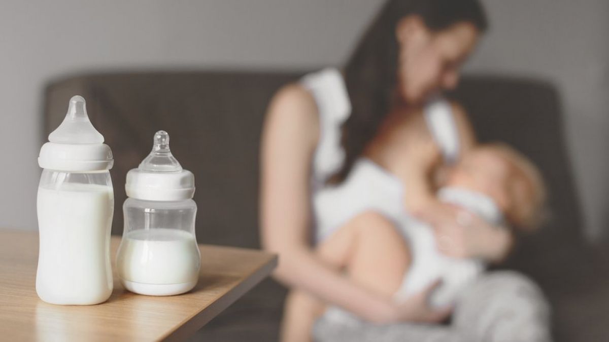 mujer dona leche materna a mamás que no pueden producirla
