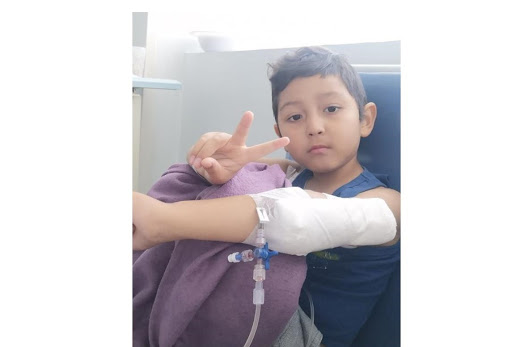 Familia rifa su casa para pagar tratamiento de leucemia a su hijo de 5 años