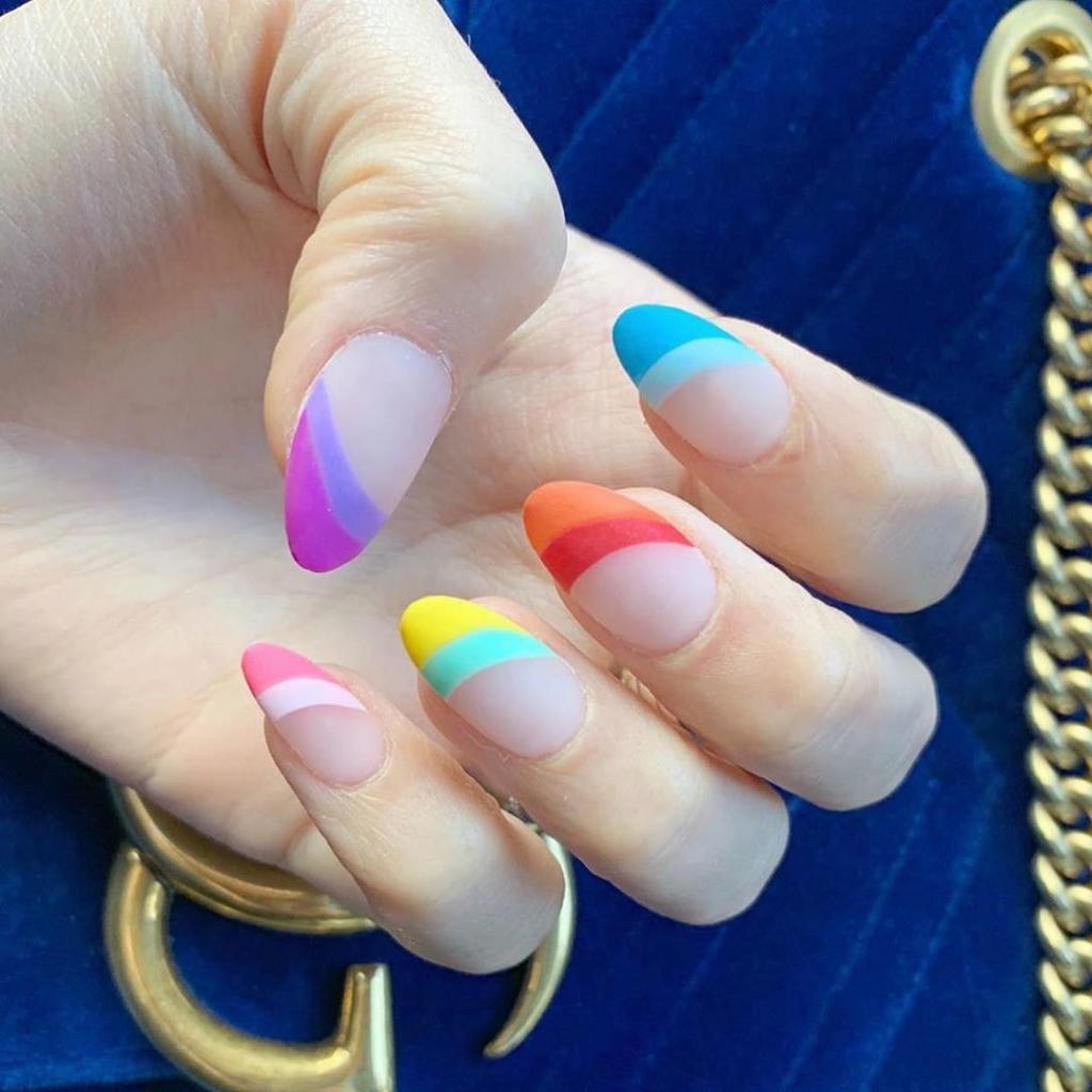 El arcoíris llega a la manicure francesa.