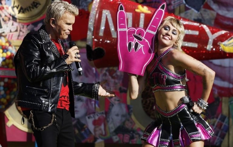 Hasta las lágrimas: Miley Cyrus sorprendió con emotiva interpretación de "Wrecking Ball" en el Super Bowl