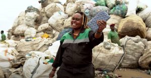 Emprendedora keniana transforma desechos plásticos en fuertes ladrillos
