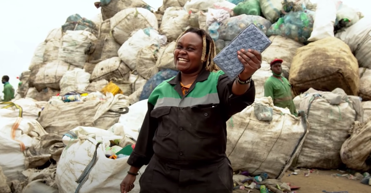 Emprendedora keniana transforma desechos plásticos en fuertes ladrillos