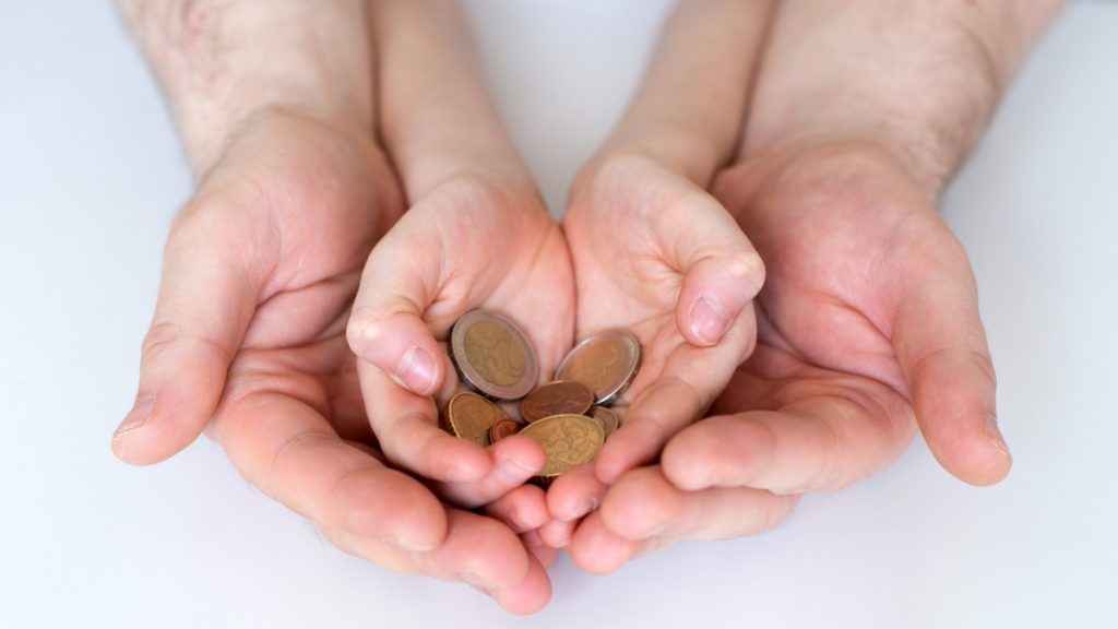 Niña paga las cuentas