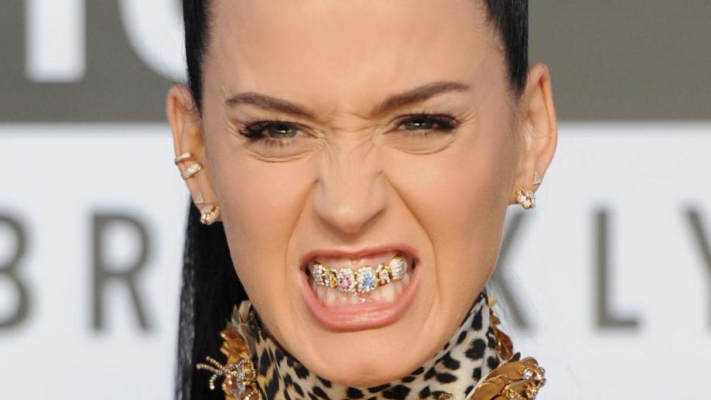 Kim Kardashian estrenó extravagante accesorio en sus dientes