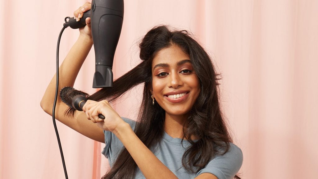 Mujer Secandose El Pelo