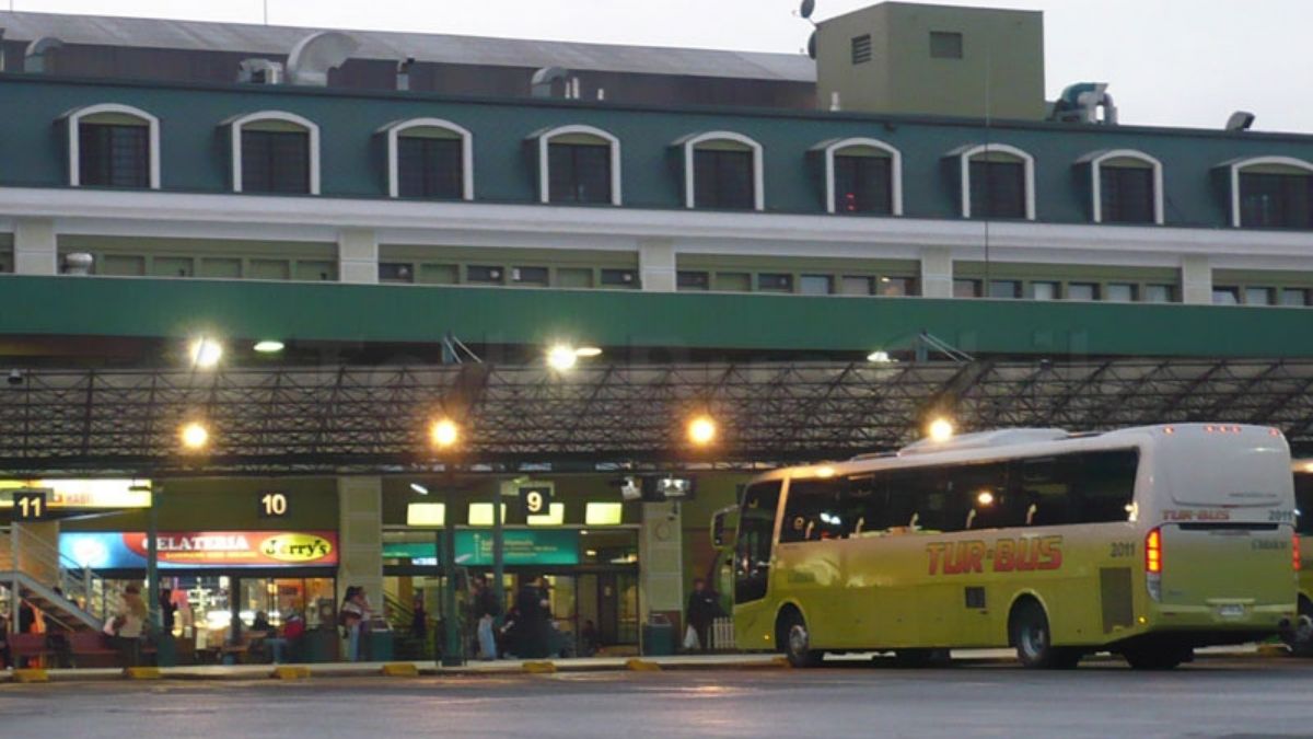 Recién nacido es abandonado en el terminal de buses de Alameda