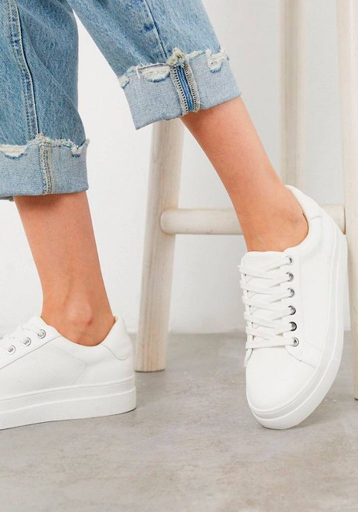 Zapatillas blancas: Conoce cómo combinarlas en diferentes looks