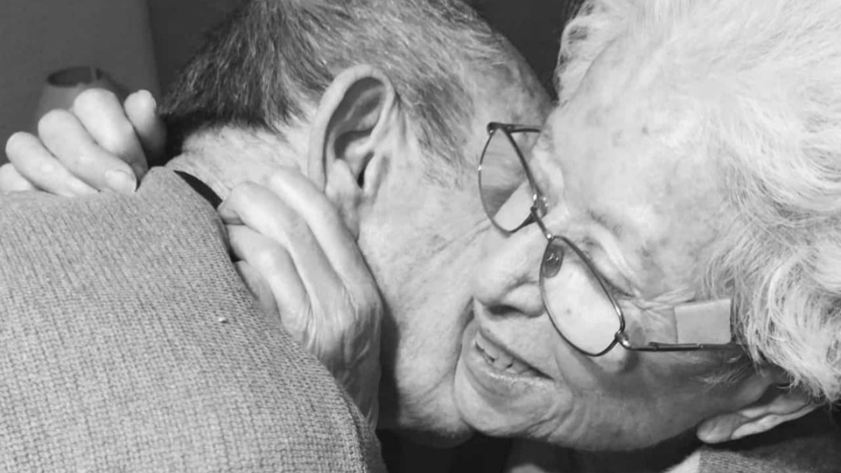 ¡Momento de ternura! Pareja de abuelitos se reencuentra tras semanas separados por la pandemia