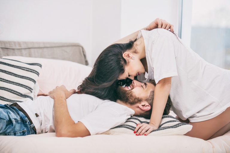 ¿Cómo volver a encender la pasión en una relación? Te contamos todo