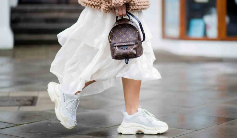 Zapatillas blancas: Conoce cómo combinarlas en diferentes outfits