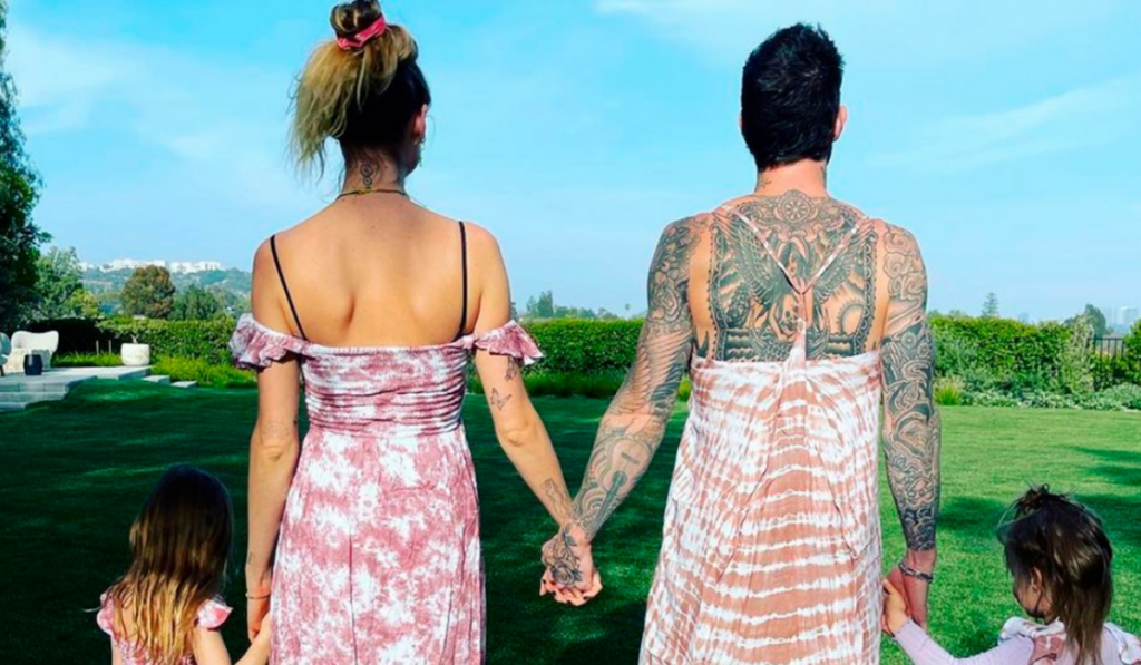 ¡Tierno!: Adam Levine comparte linda foto vestido junto a su esposa e hijas