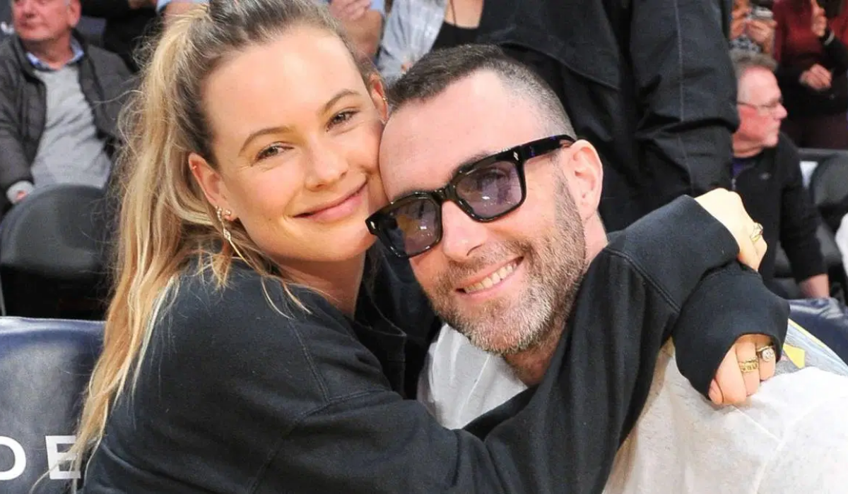 Adam Levine compartió tierna foto vestido igual a su esposa y dos hijas