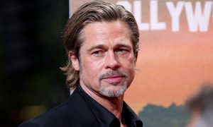 Brad Pitt es fotografiado saliendo en silla de ruedas de una clínica