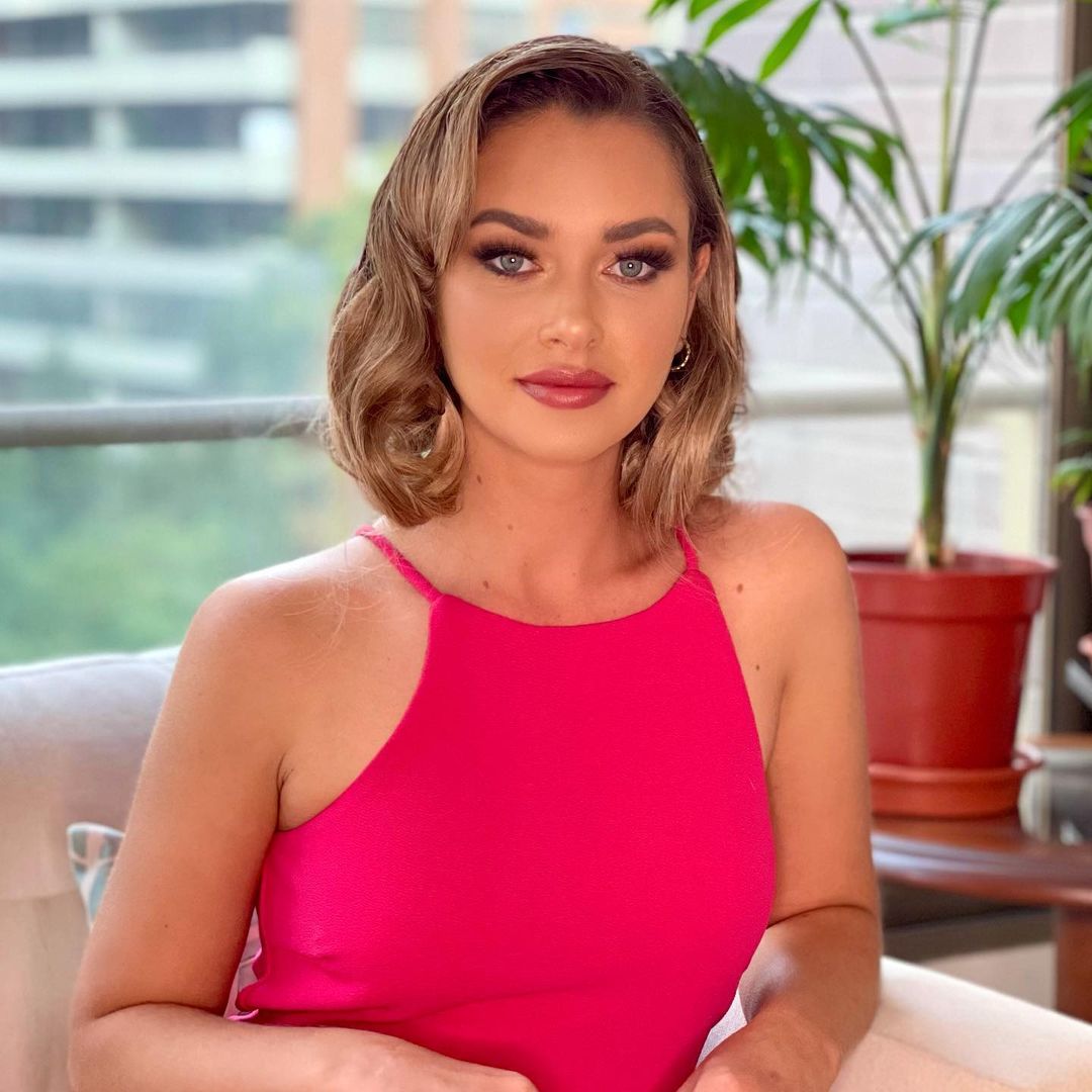 Daniela Nicolas Pelo Corto