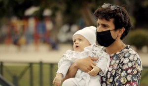 "Edificio Corona": Miguelito se lanzó a caminar en plena grabación