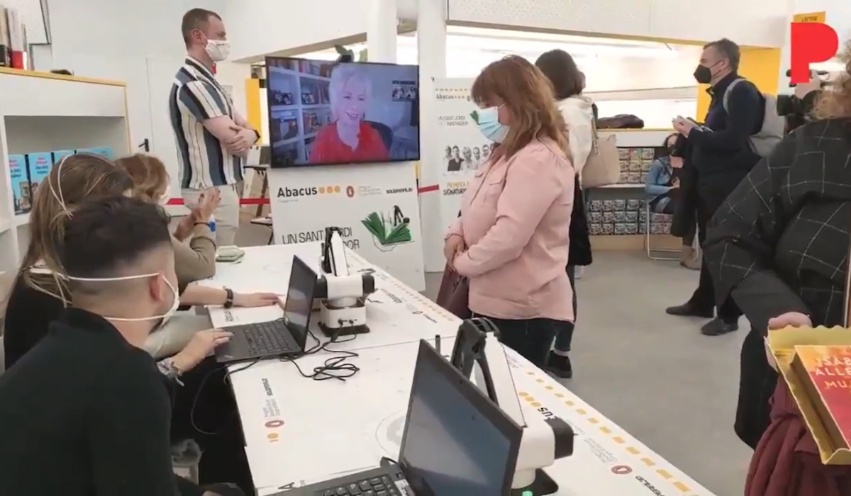 Isabel Allende sorprende al firmar libros a distancia con brazo robótico