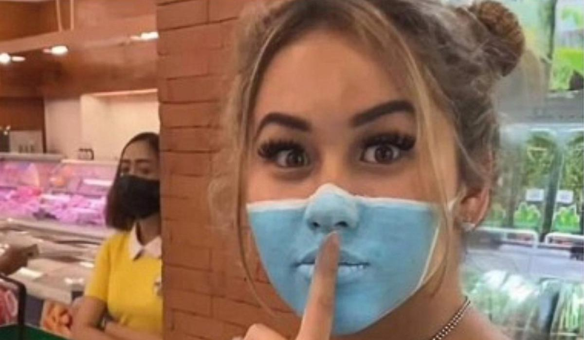 Quitan pasaporte a pareja influencer tras pintarse una mascarilla