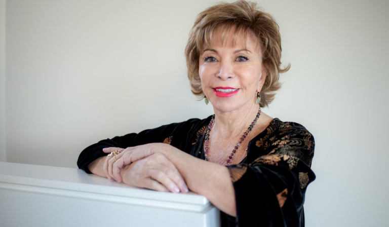 Isabel Allende sorprende al firmar libros a distancia con brazo robótico