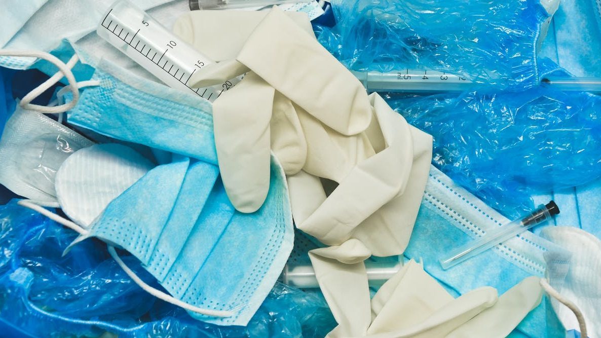 ¿Cuánto daño hacen las mascarillas desechables al medio ambiente?