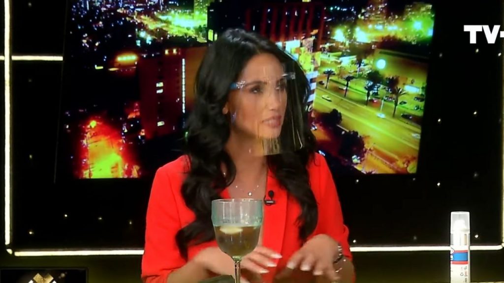 Pamela Díaz no respetó protocolo sanitario y se sacó la mascarilla en televisión