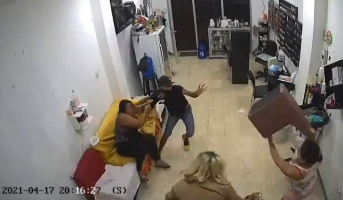 Mujeres se enfrentaron a ladrón y evitaron un robo en salón de belleza
